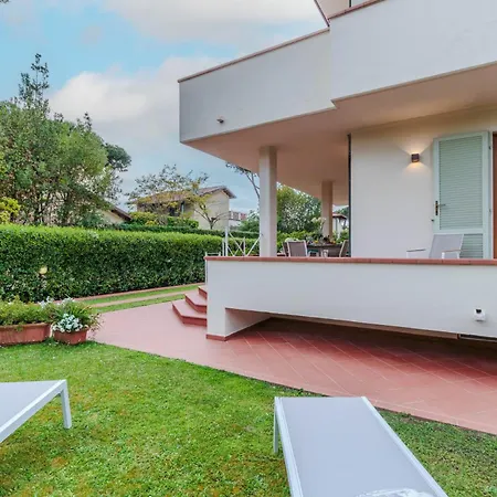 Regina Villa, By The In مارينا دي بييتراسانْت