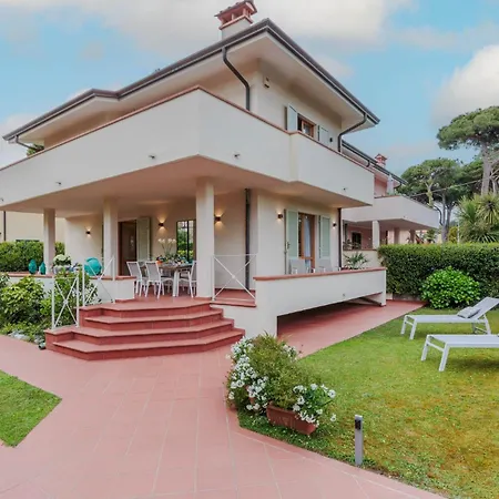 Regina Villa, By The In Villa Marina di Pietrasanta