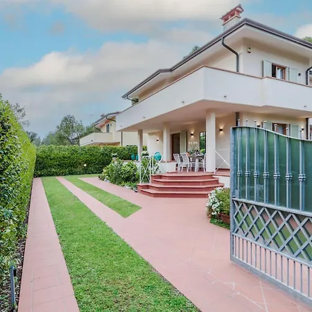 Regina Villa, By The In * Marina di Pietrasanta