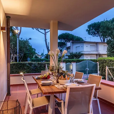 Regina Villa, By The In * Marina di Pietrasanta