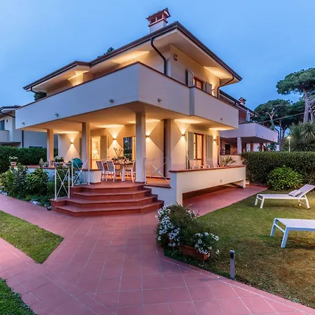 Regina Villa, By The In Villa Marina di Pietrasanta